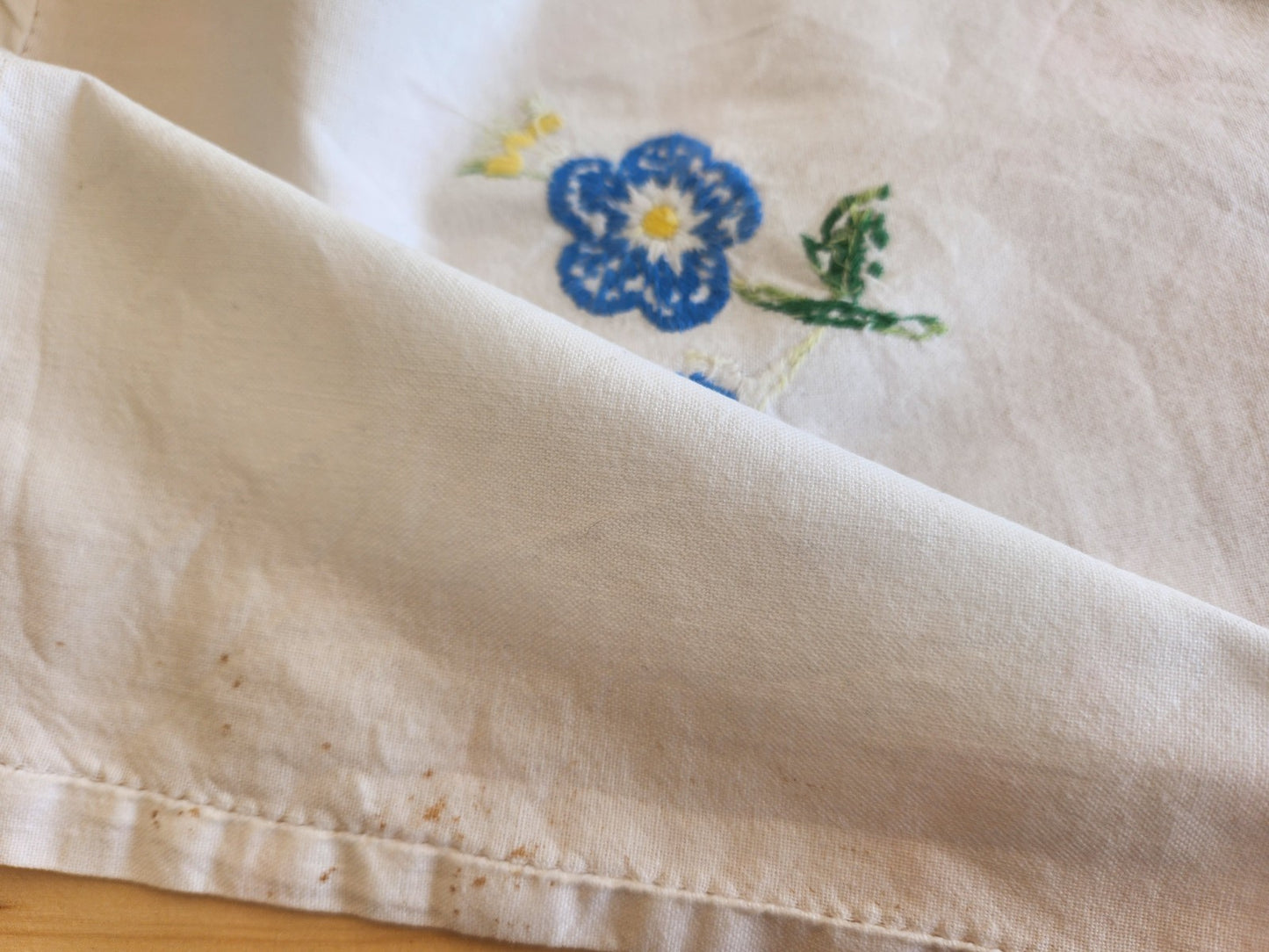 Long chemin de table ancien broderie bleue main 150 cm sur 52 cm B7