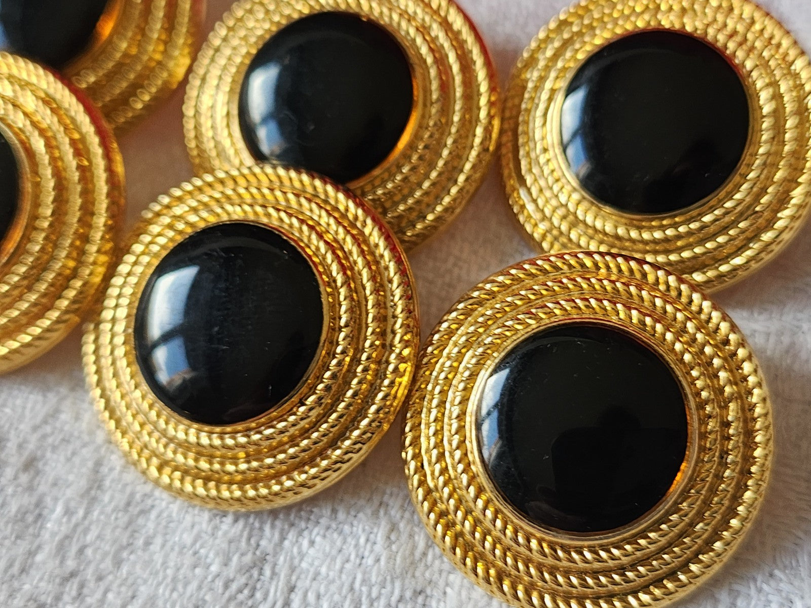 Lot 6 gros boutons vintage en metal doré à pied 2,4 cm ref 408