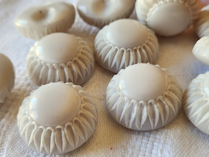 Lot 6 superbes boutons vintage à pied blanc bord texturé 2,3 cm pied ref 5005