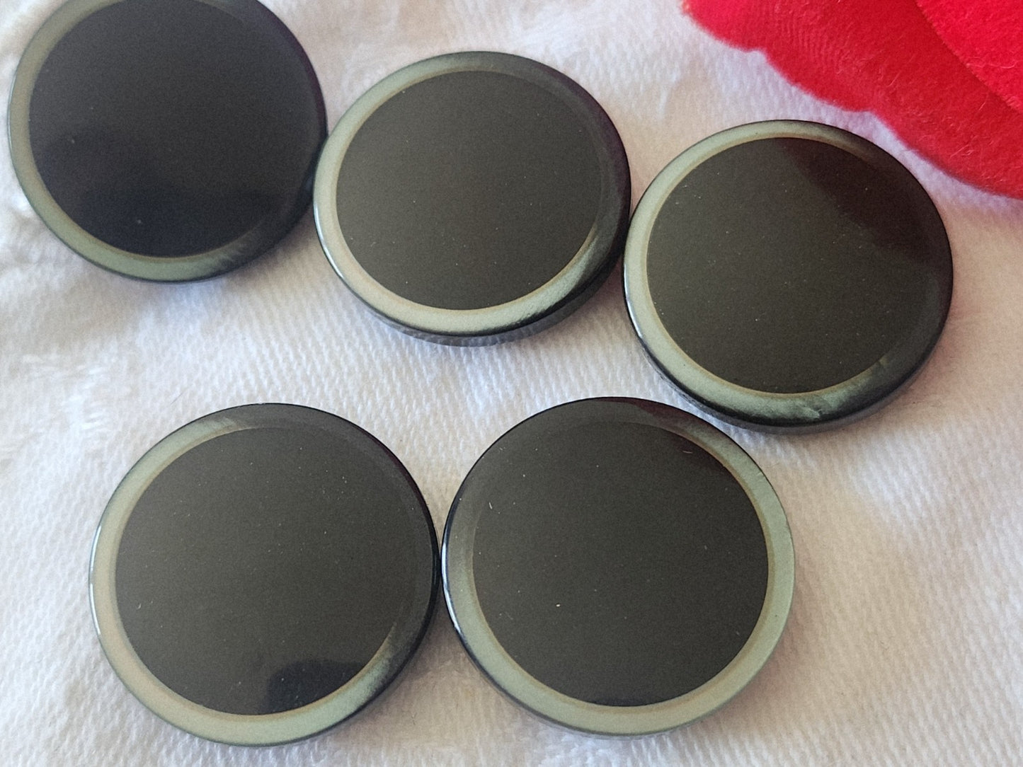 Lot 5 boutons vintage noir à pied liseré nacré  2,2 cm ref 6118