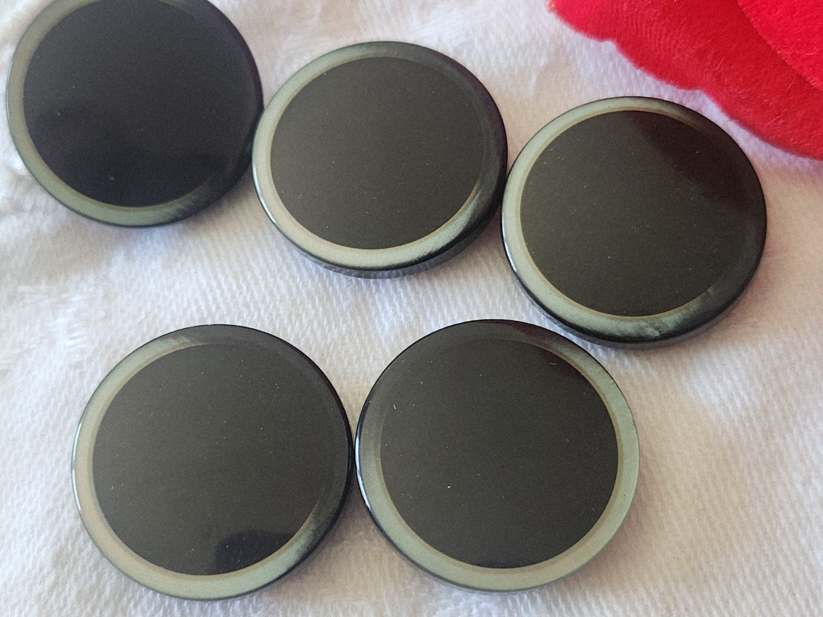 Lot 5 boutons vintage noir à pied liseré nacré  2,2 cm ref 6118