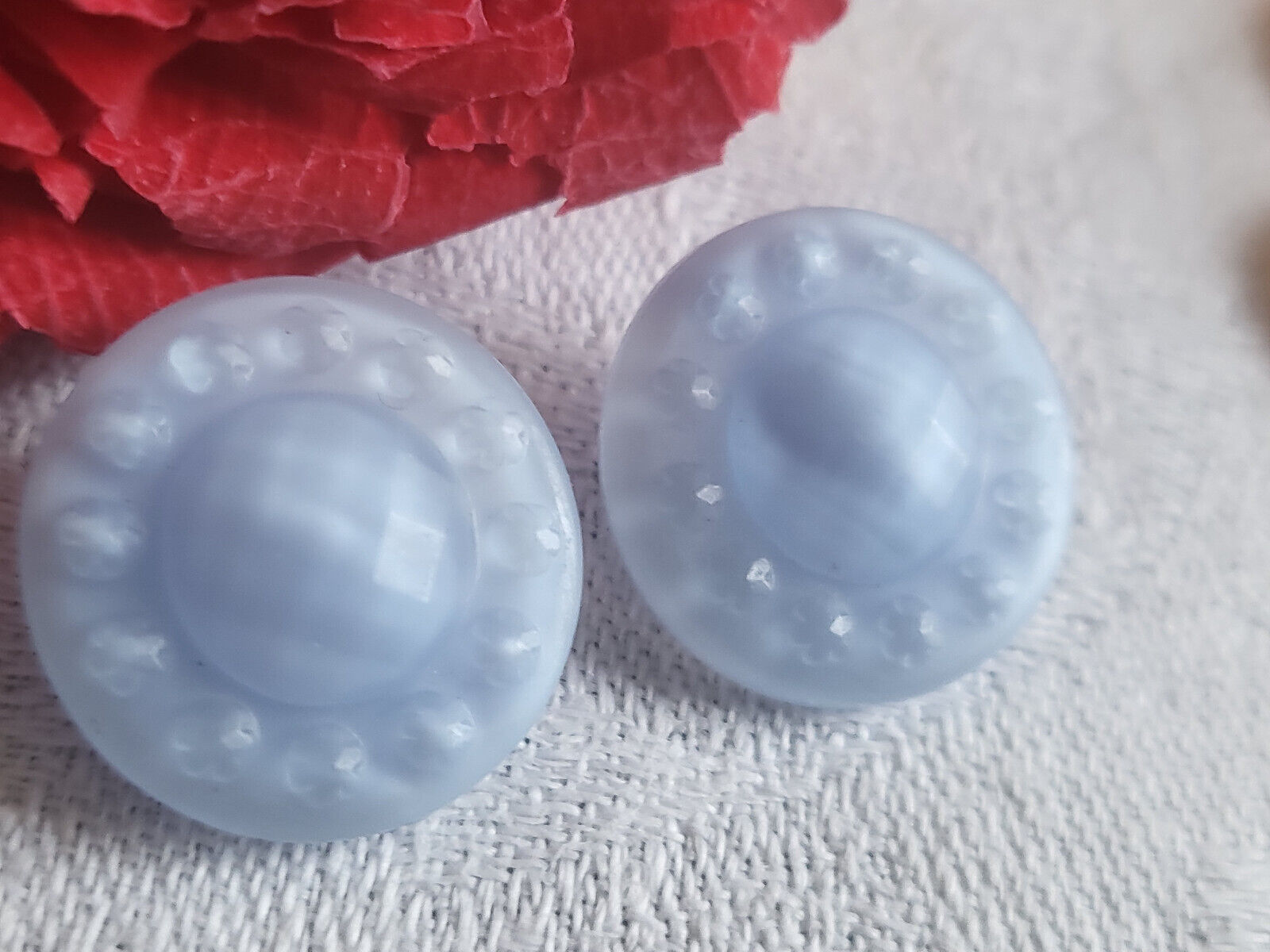 Duo boutons anciens en verre bleu clair mat laiteux  1,7 cm D19A