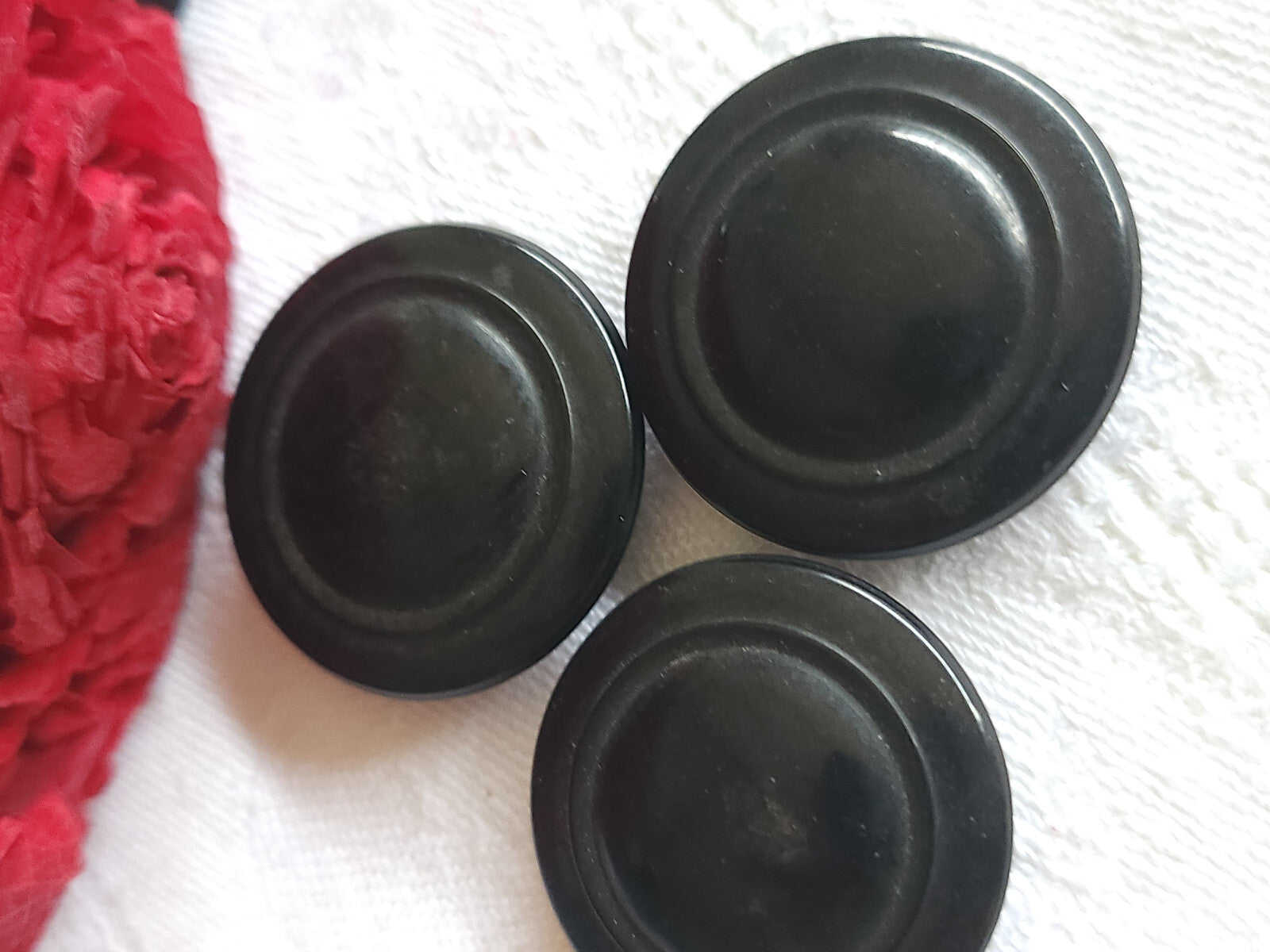 Trio  gros boutons anciens en corozo collection noir 2,7 cm pied G18L