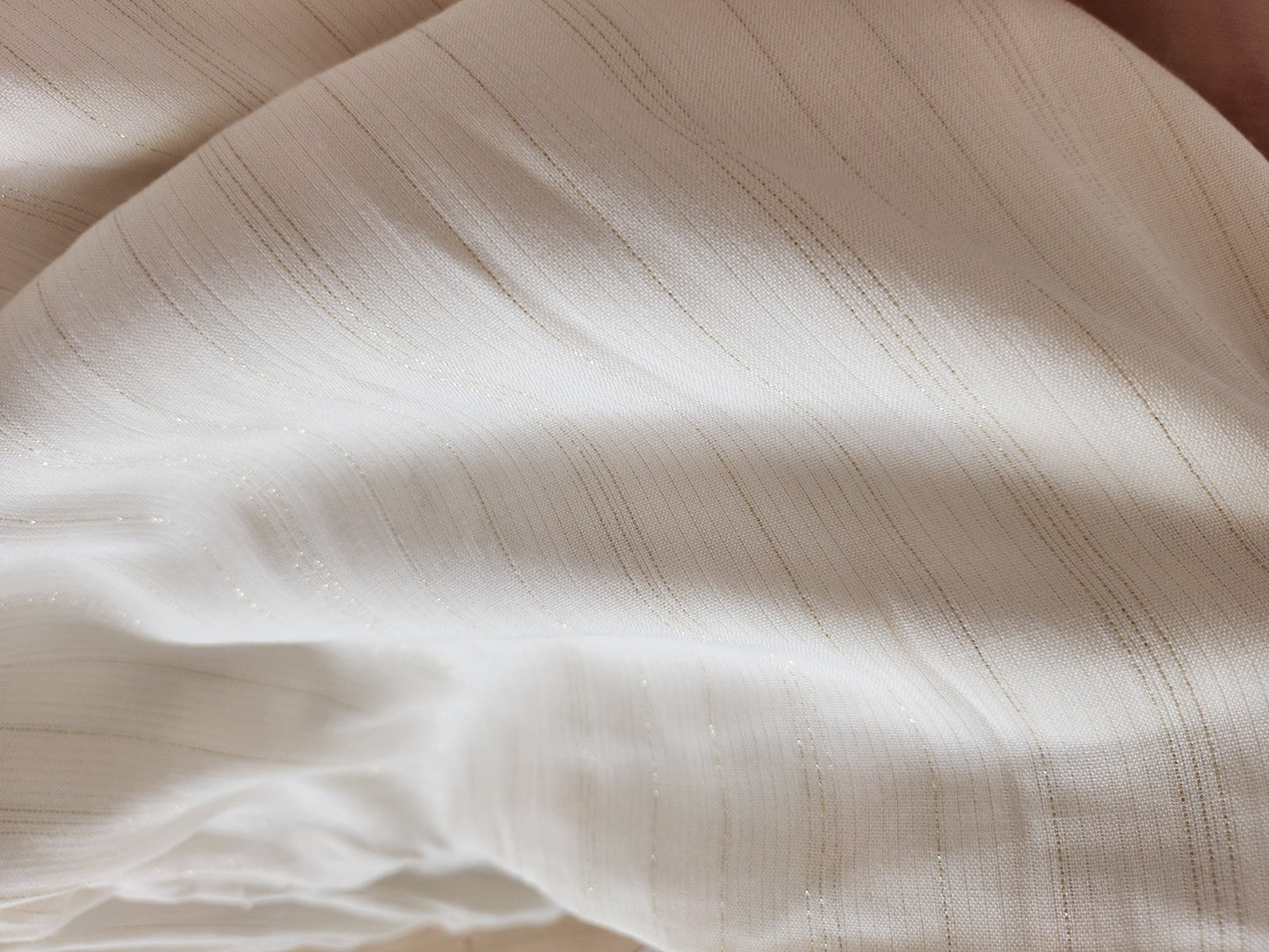 Grand coupon de tissu blanc fil doré mou 1 m51 sur 3 mètres B8