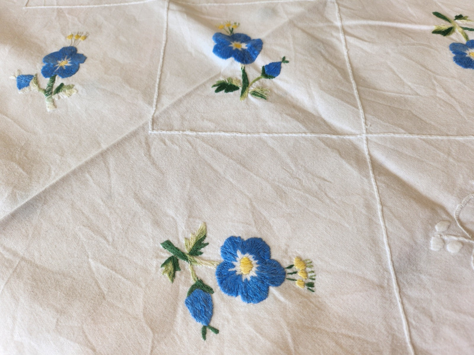 Long chemin de table ancien broderie bleue main 150 cm sur 52 cm B7