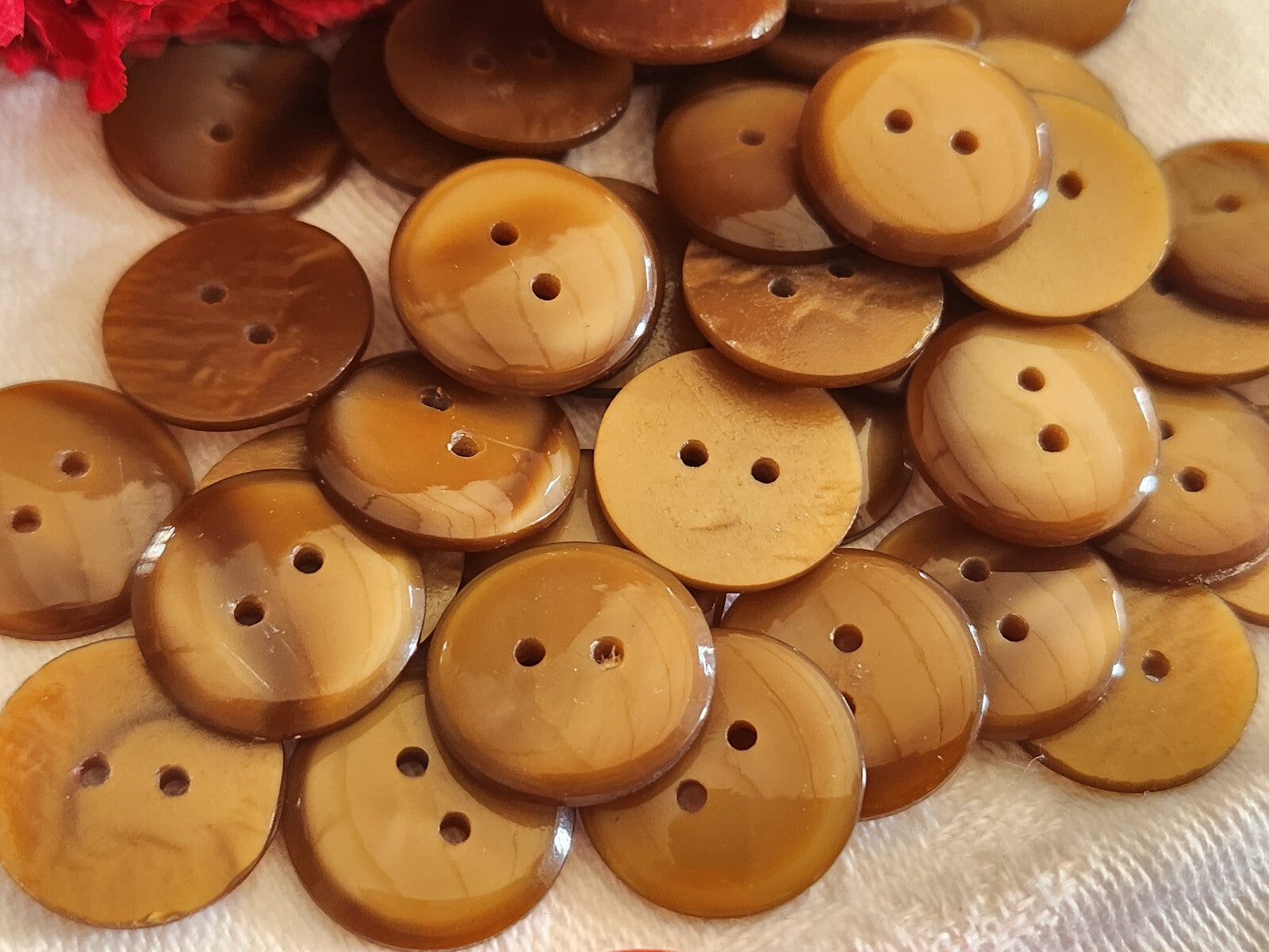 Lot 43 petits boutons vintage marron lumineux 2 trous  1,4 cm ref 217