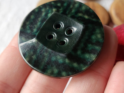 Enorme bouton anciens en celluloid vert  4,4 cm fissure vers un passant ref 1548