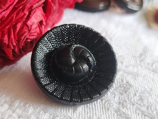 Bouton ancien en verre noir cœur spirale vintage 2,7 cm D14K