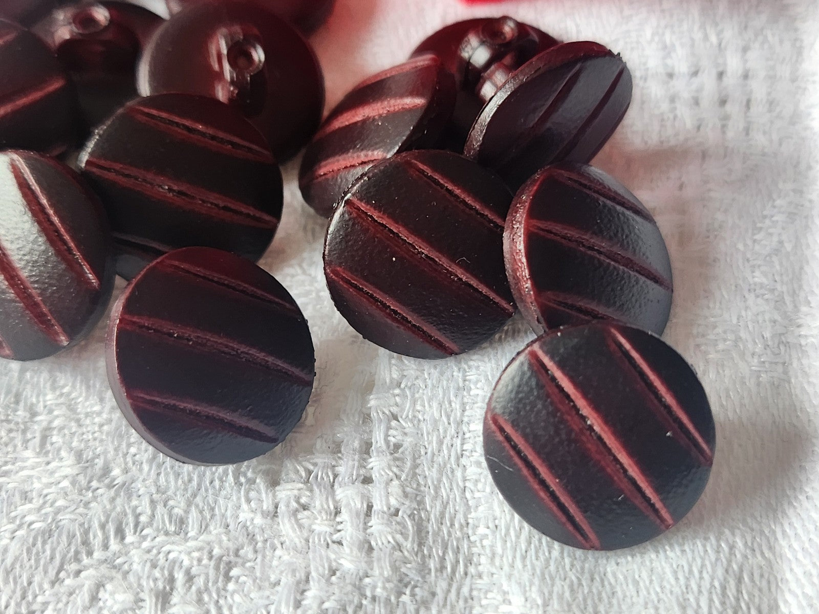Lot 15  boutons imitation cuir fond d'atelier ton rouge  1,5 cm   ref 3231
