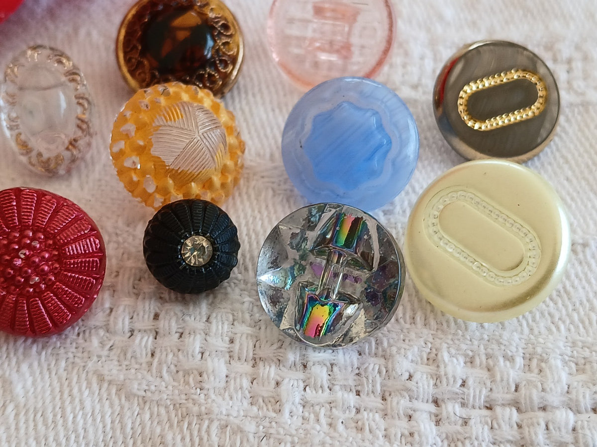Lot 10 boutons anciens en verre multicolore  panaché 0,8  à 1,5 cm ref 6466