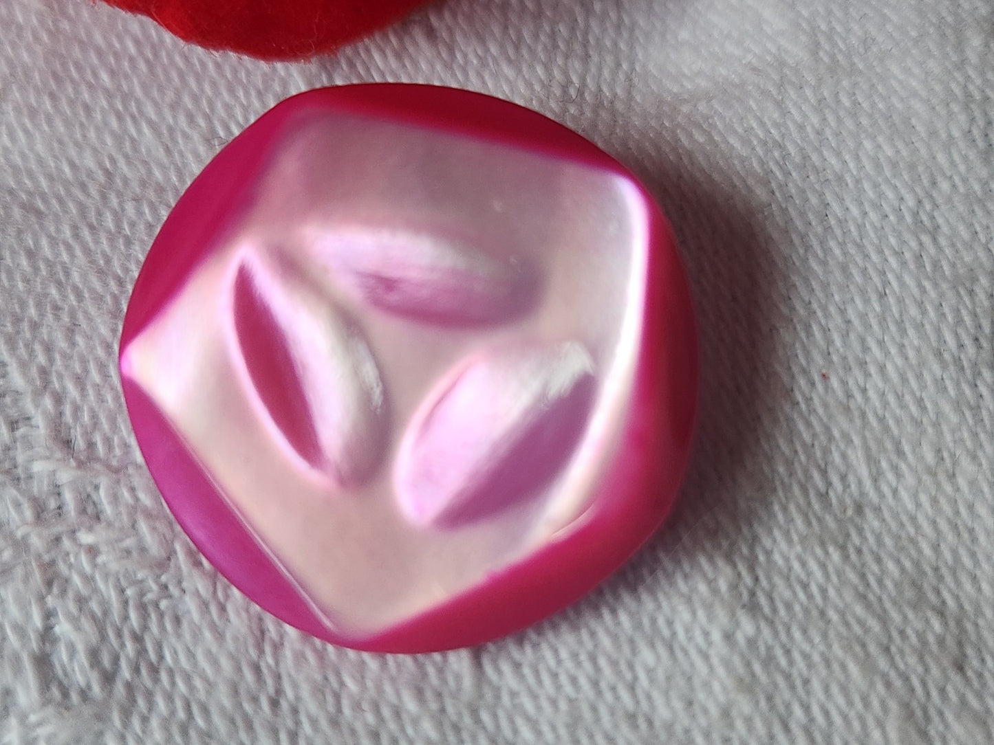 Bouton en nacre rose flashy travaillé pied 2,2 cm D16C