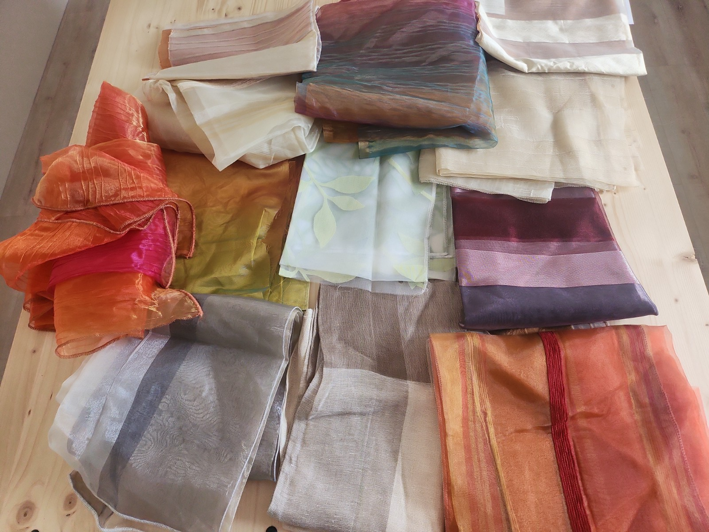 Enorme lot de tissu /voilage fond de magasin datant de 1993 échantillons B5
