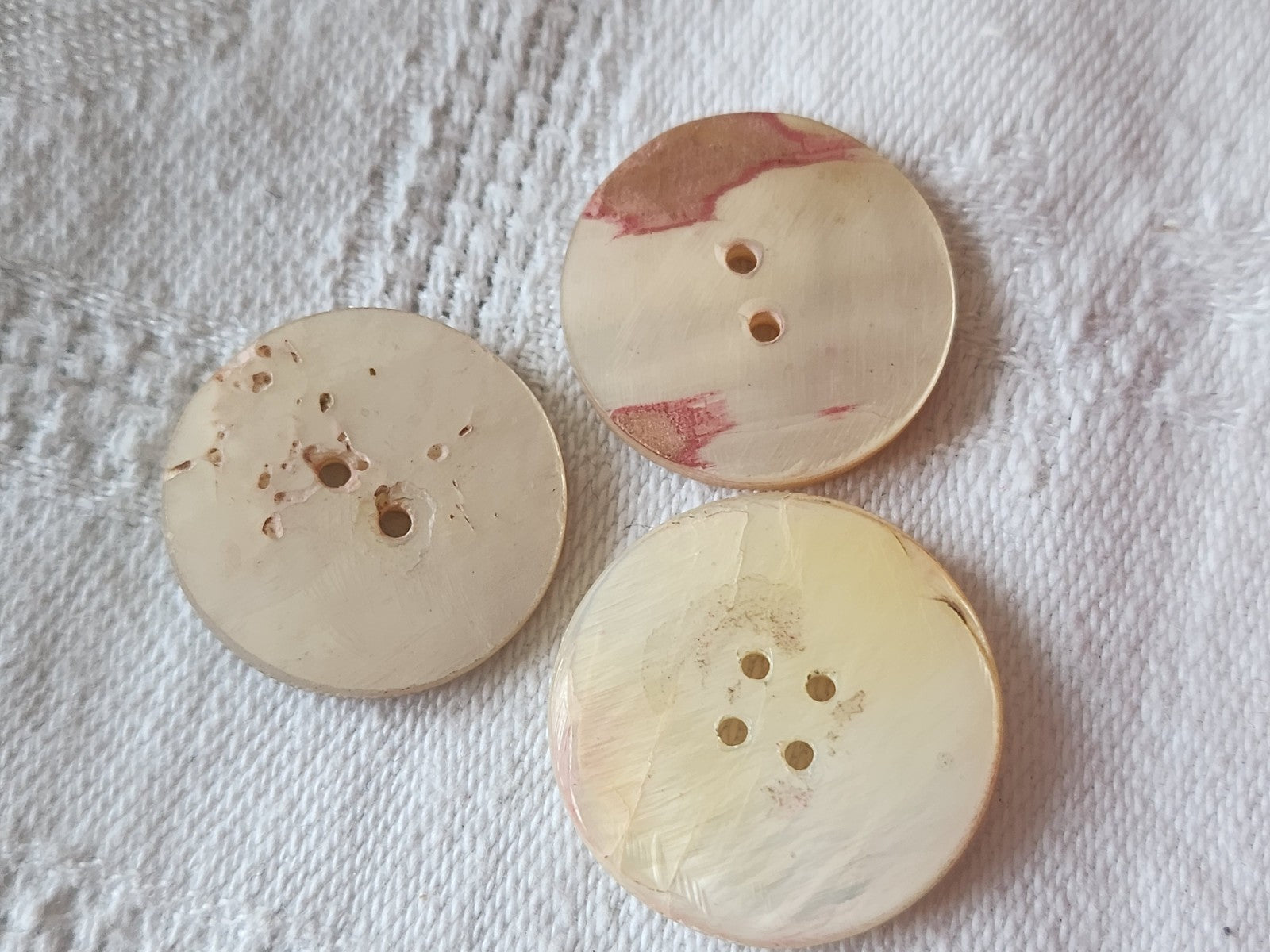Trio boutons en nacre ciselé 2 cm et à 2,2 cm ancien G17J