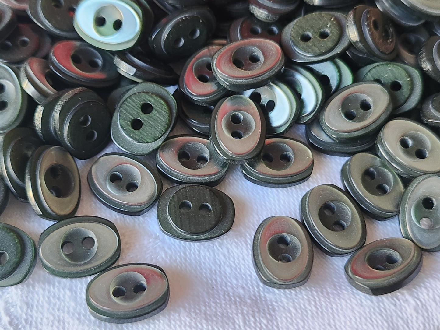 Lot 30 boutons vintage petits vert  gris 0,9 sur 1,2 cm ref 3899