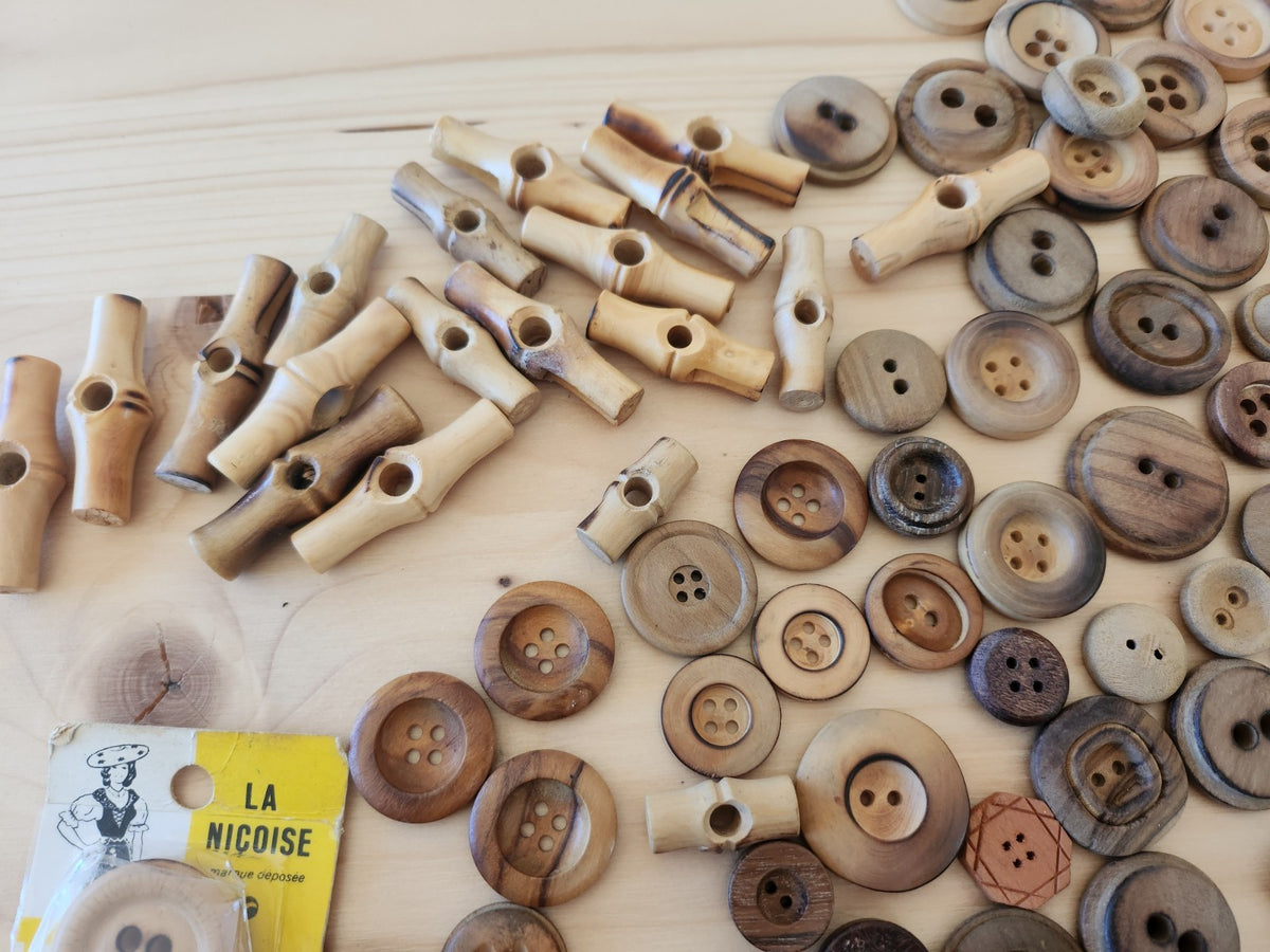 Gros lot de boutons en bois anciens brut trous listing en photo T10