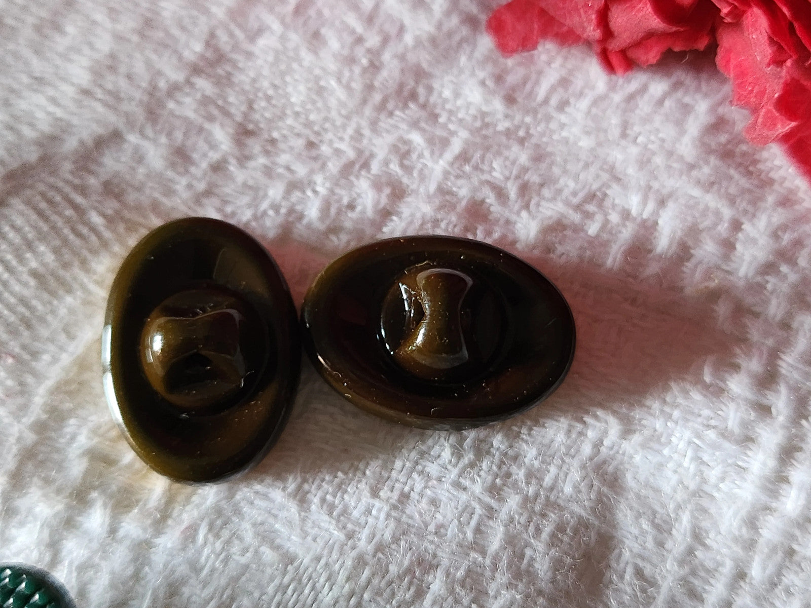 Duo boutons anciens en verre ovale marron doré élégants 1,2 sur 1,7 cm D4E