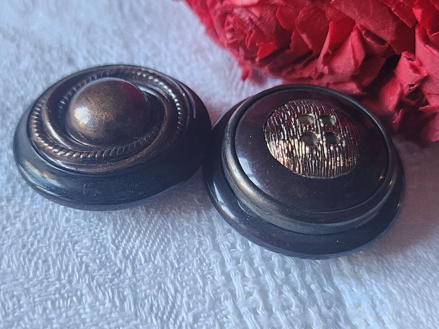 Duo gros boutons vintage marron ornement métal pied 2,8 et 3 cm ref 2314