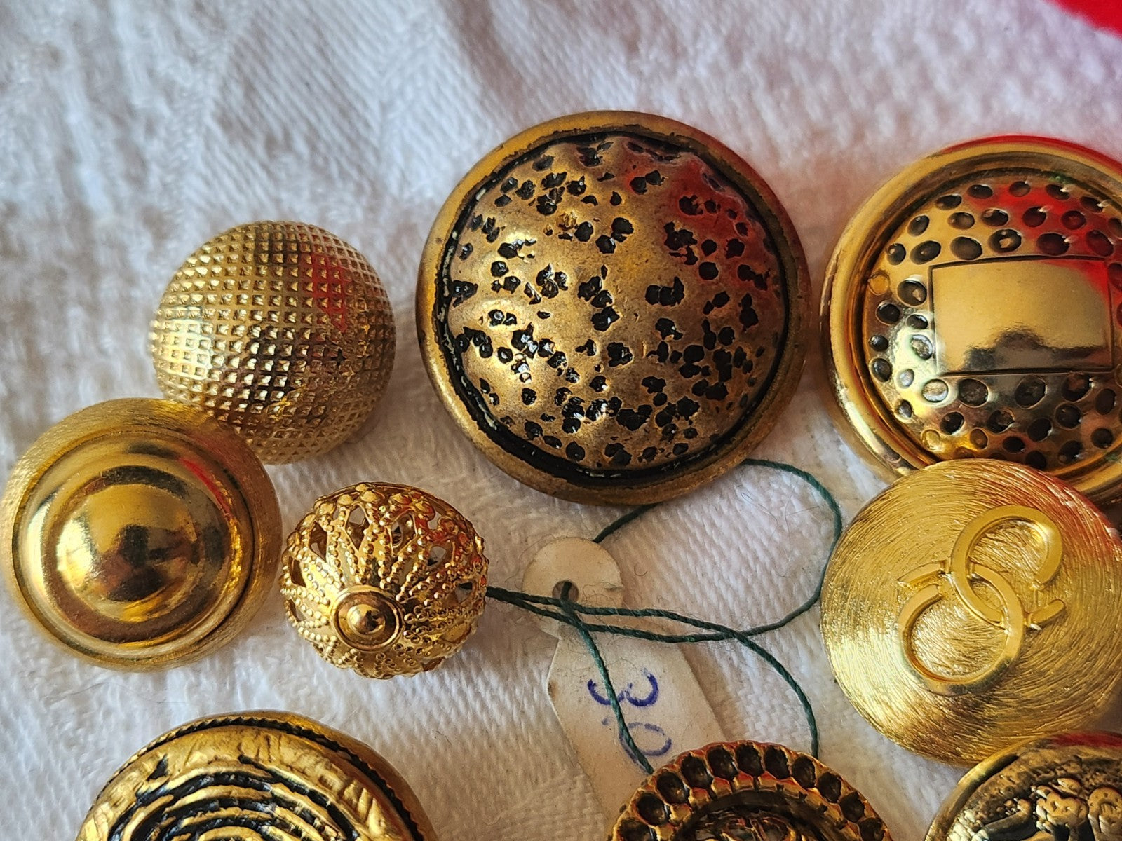 Lot 10 boutons vintage en métal doré 1,5 à 2,5 cm ref 6034