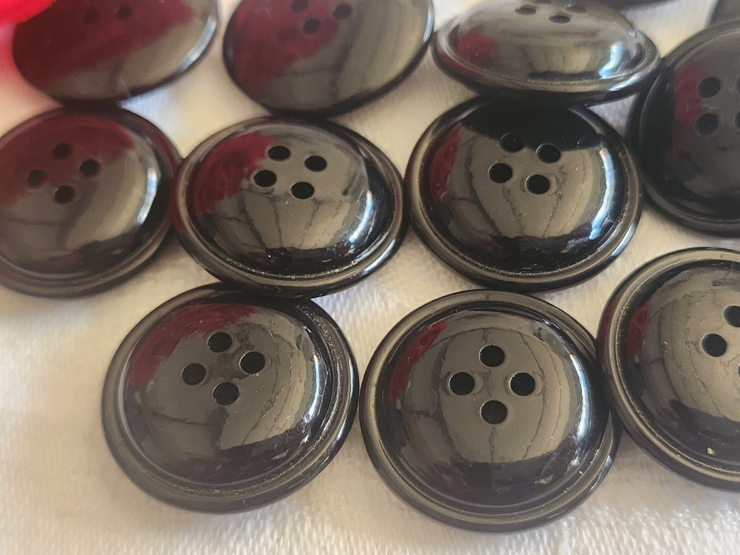Lot 12 boutons vintage noir lumineux trous 2,2 cm ref 2637