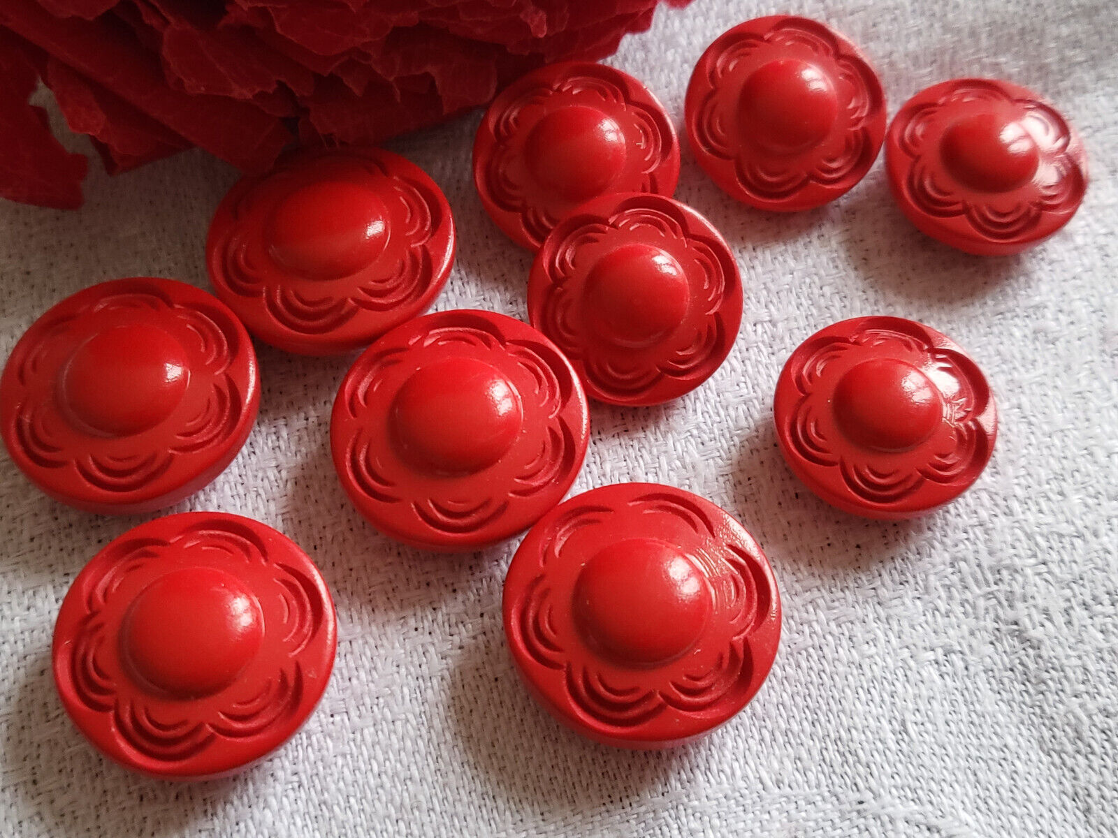 Lot 10 boutons vintage panaché rouge motif fleur pied  1,4 et 1,7 cm ref 1973