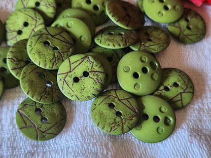 Lot 24  petits boutons vert motif violet 1,5 cm trous ref 5648