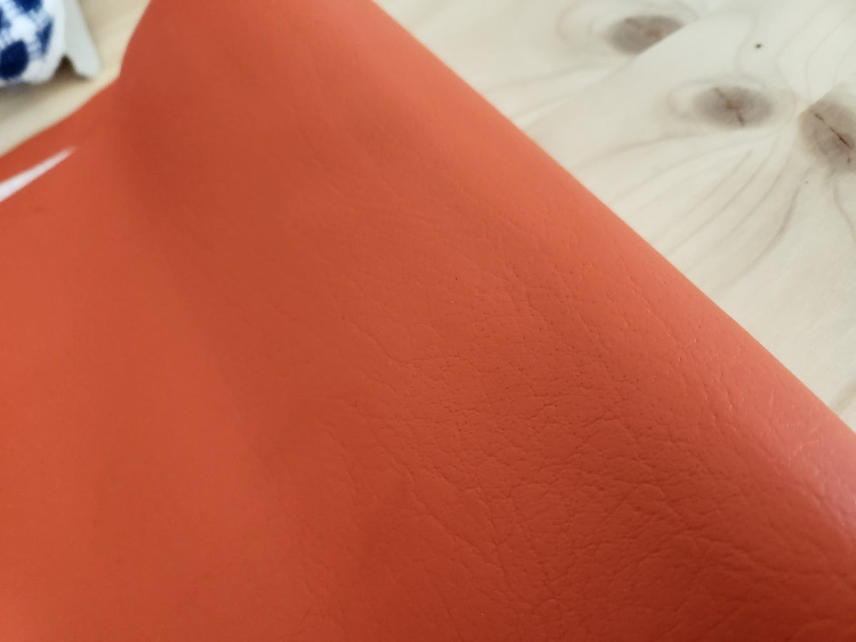 Ancien coupon de tissu skai orange chute long etroit B8