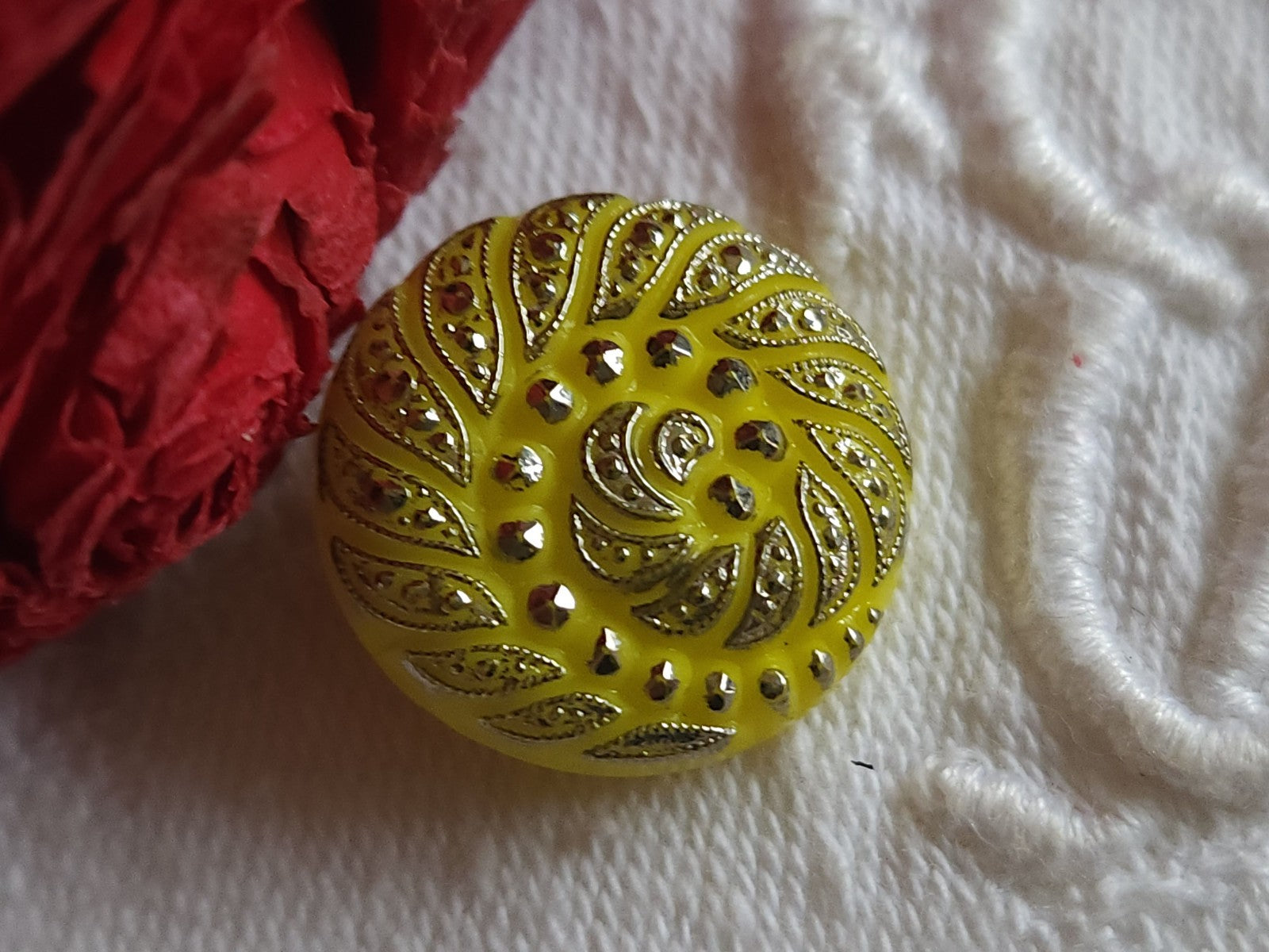 Bouton vintage en verre jaune  travaillé argenté 1,8 cm G7B