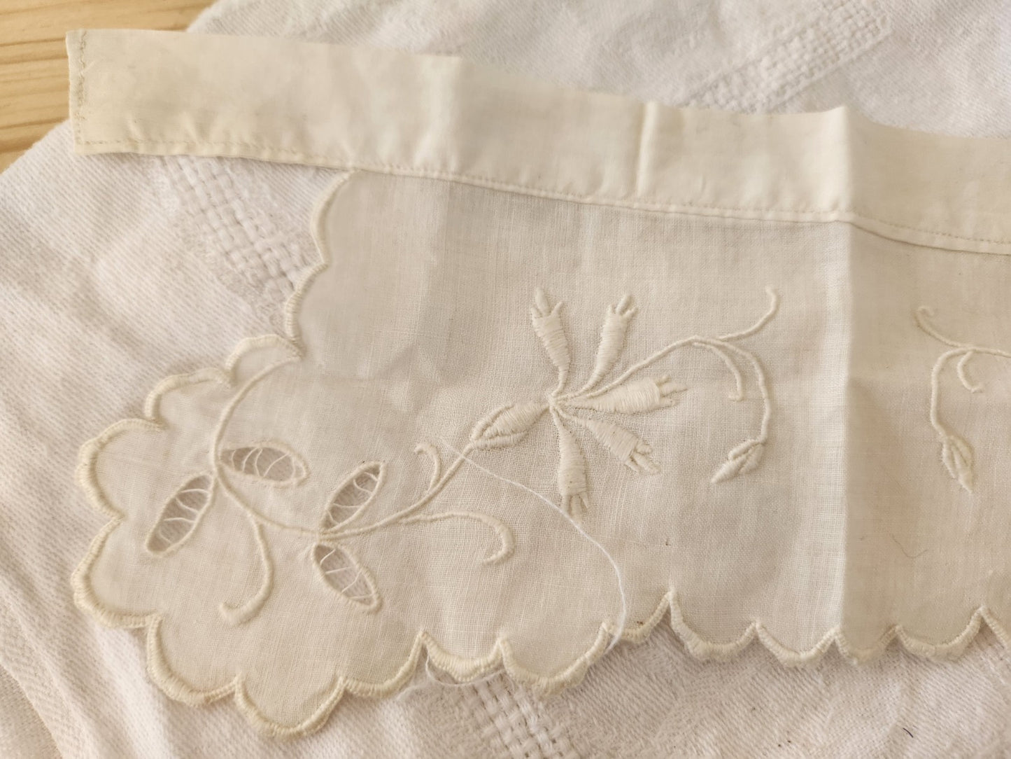 Petit col ancien bébé? emmanchure? broderie fleur plumetis T1-25