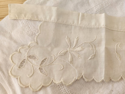 Petit col ancien bébé? emmanchure? broderie fleur plumetis T1-25