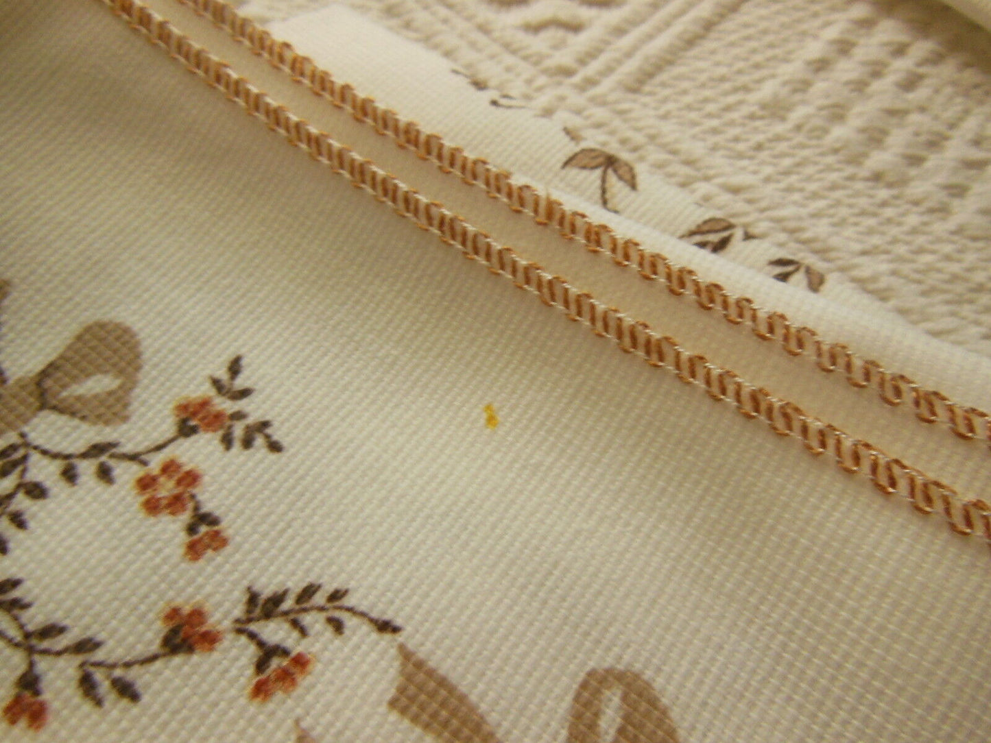 Lot 7 serviettes année 70/80  tissu synthétique jamais utilisées noeud fleur  B3