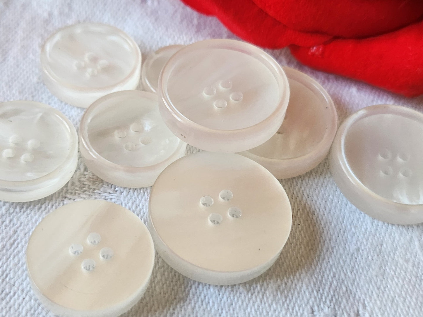 Lot 11  boutons vintage blanc nacré haut trous panaché  1,3 à 2,2 cm ref 2799