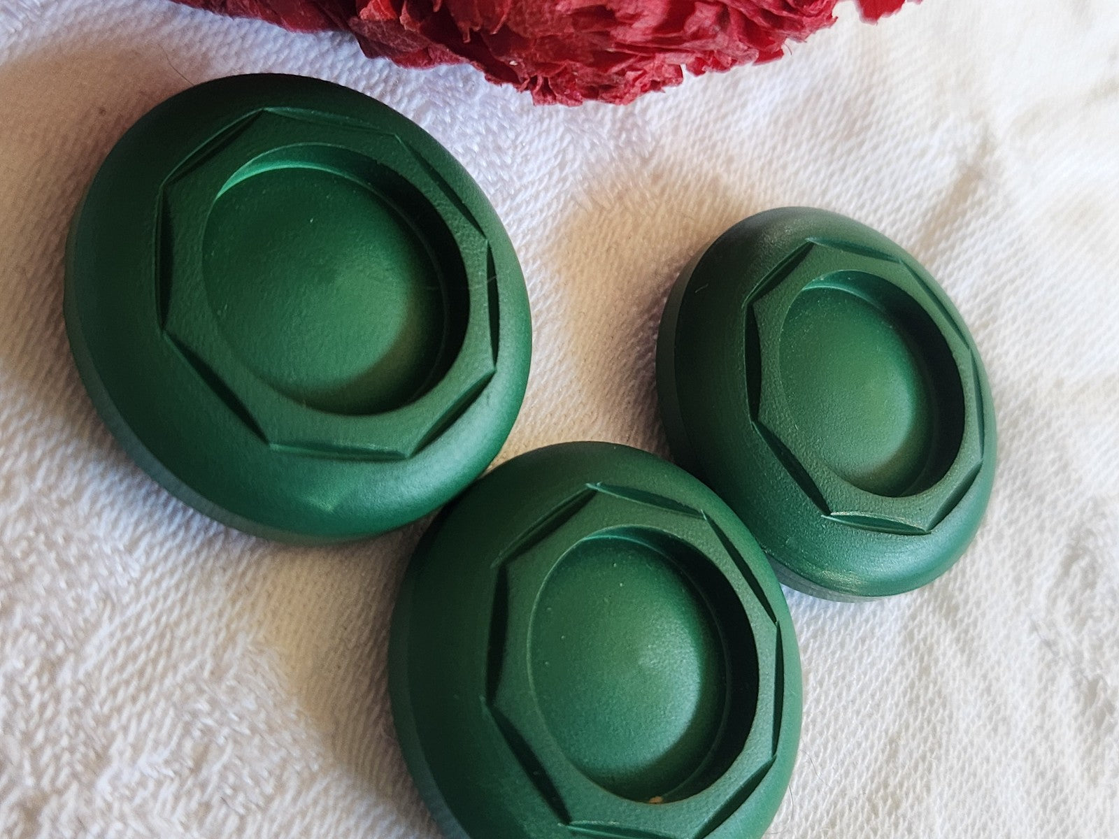 Trio  boutons vintage vert mat trvaillé 2,7  cm pied ref 1628