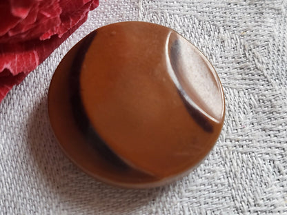 Bouton ancien en celluloïd marron bombé pied métal 2,7 cm D5R