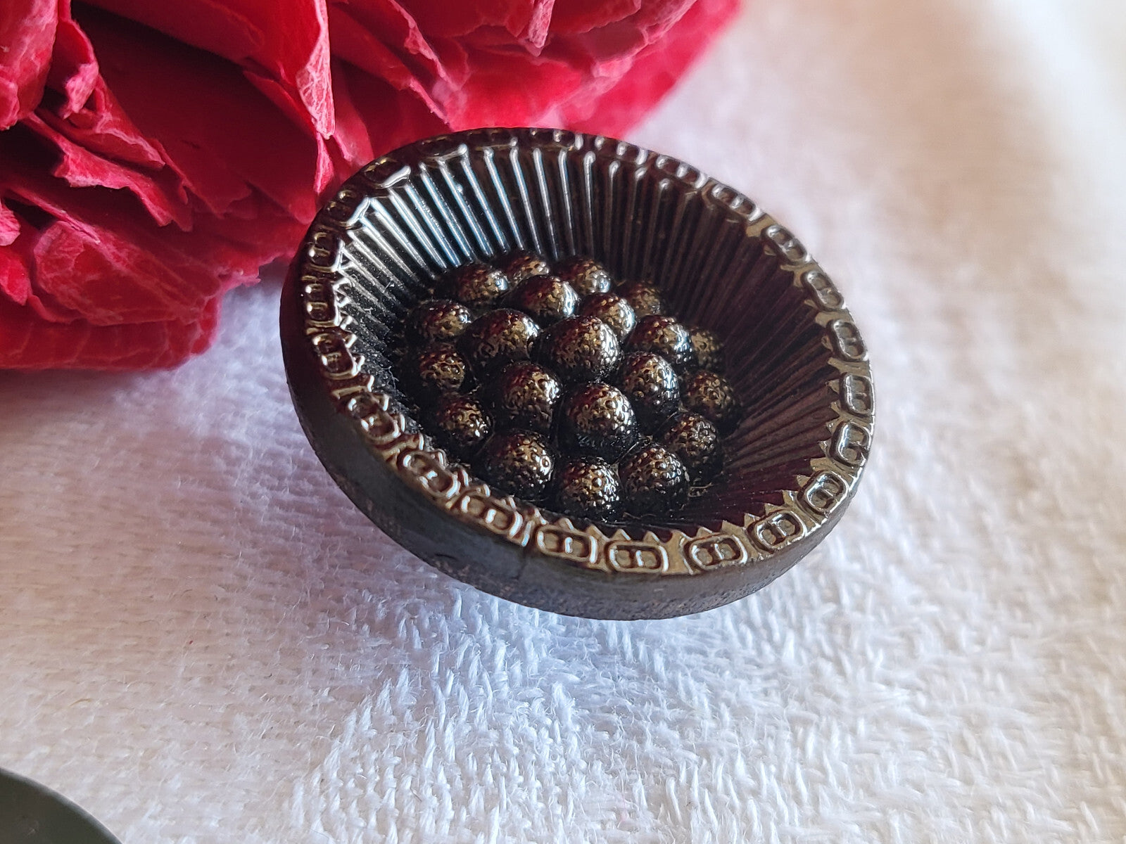 Bouton ancien en verre marron métallisé perlé diamètre 2,2 cm G15D