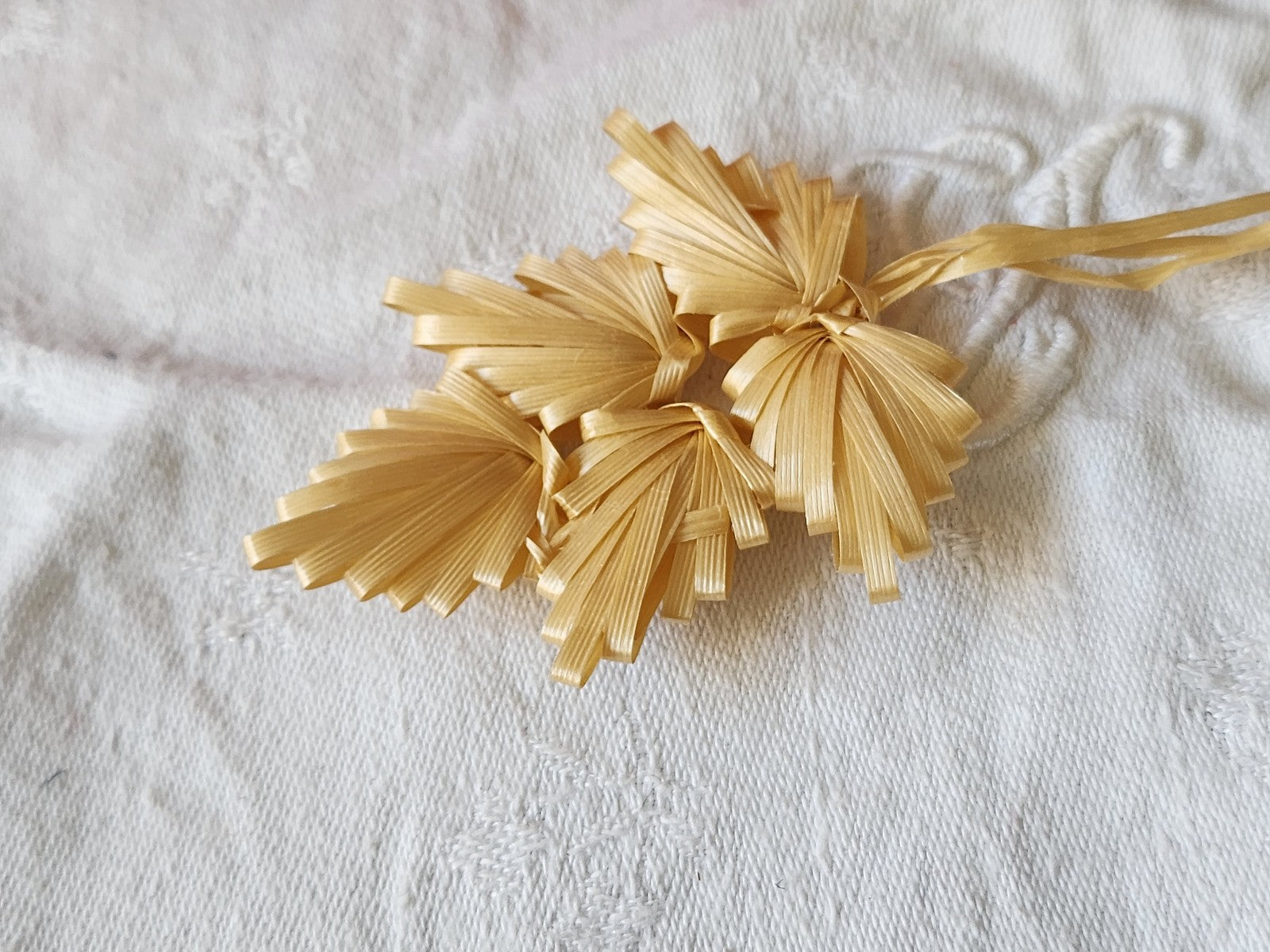 Ancien ornement chapeau creation modiste fleur rafia beige T0-13