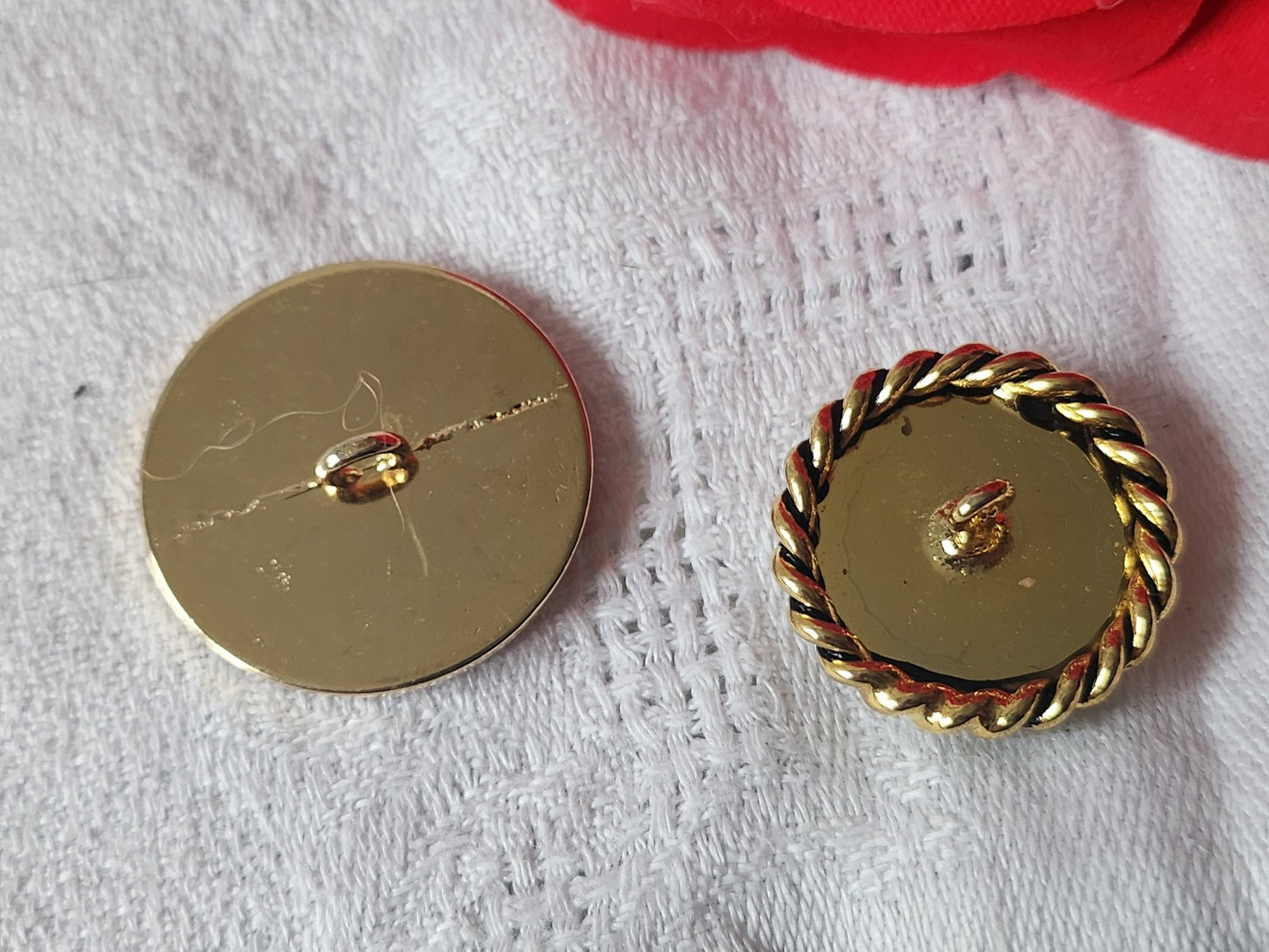 Duo gros boutons vintage en métal rouge 2,3 et 2,8 cm D13P
