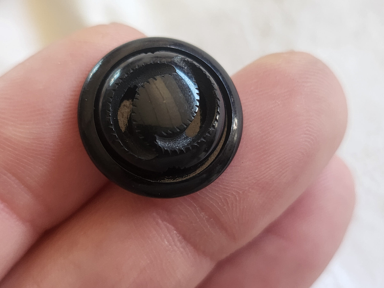 Collection ancien bouton noir découpis travaillé 1,8 cm pied laiton G2K