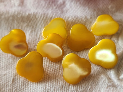 Lot 8 boutons anciens en nacre jaune  forme original 1,4 cm ref 6416