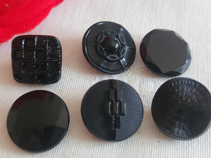 Lot 6 boutons anciens vintage  en verre noir  panaché 1,5  à 1,8 cm ref 6240