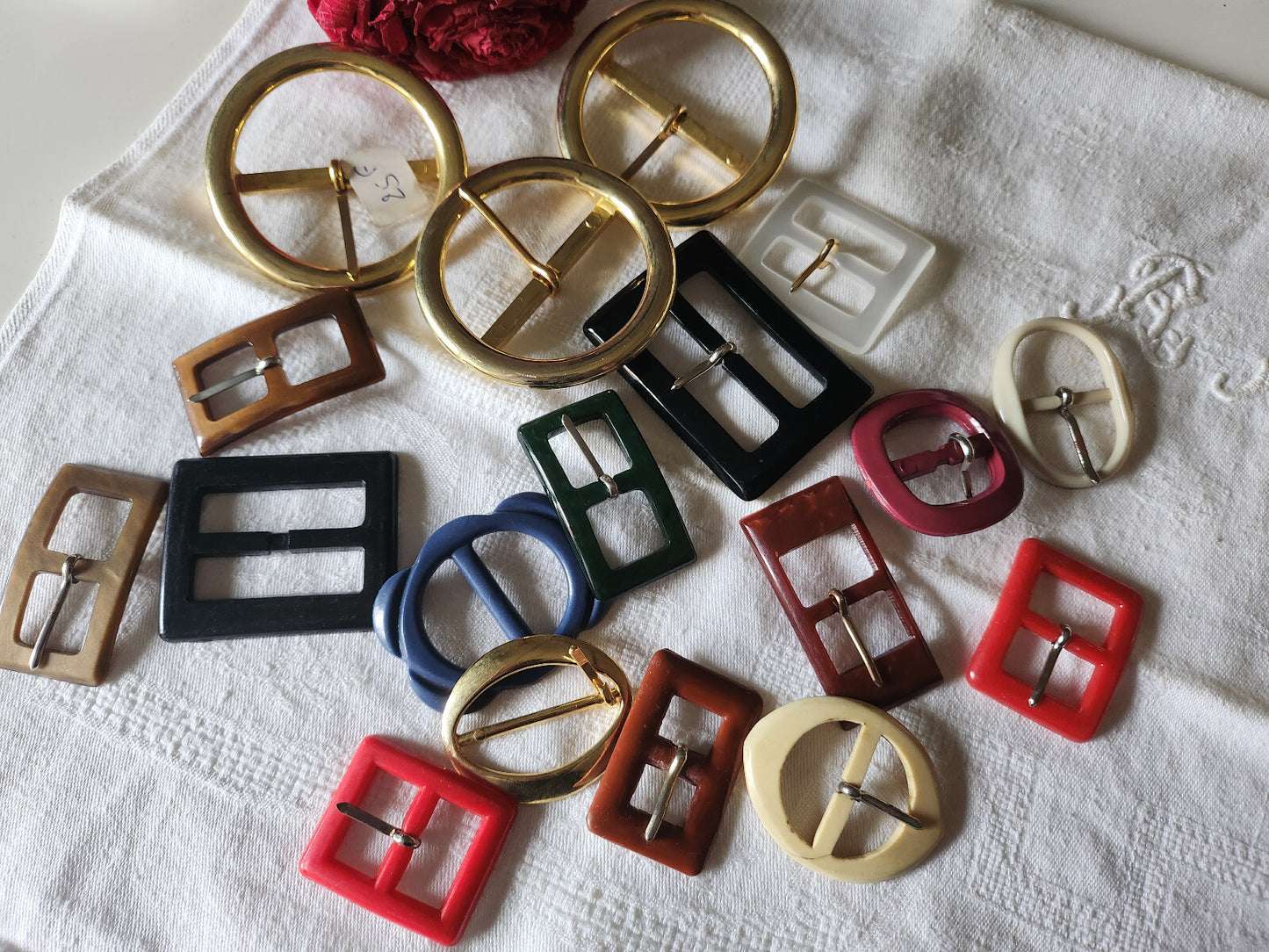Lot de   85   boucles de ceinture anciennes vintage mode collection mercerie