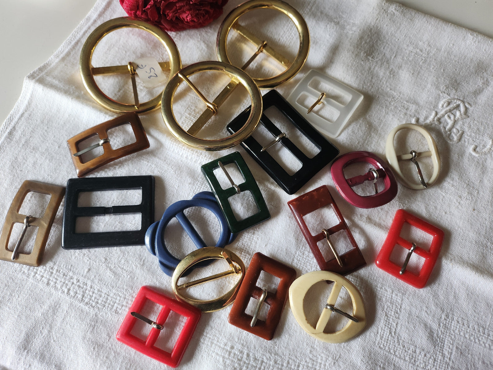 Lot de   85   boucles de ceinture anciennes vintage mode collection mercerie