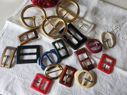 Lot de   85   boucles de ceinture anciennes vintage mode collection mercerie