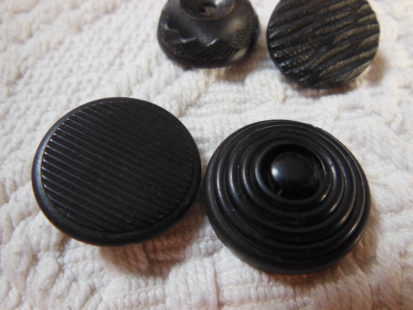 Lot 4 anciens boutons noir travaillé motif matière à définir  1,8 à 2 cm  D15N