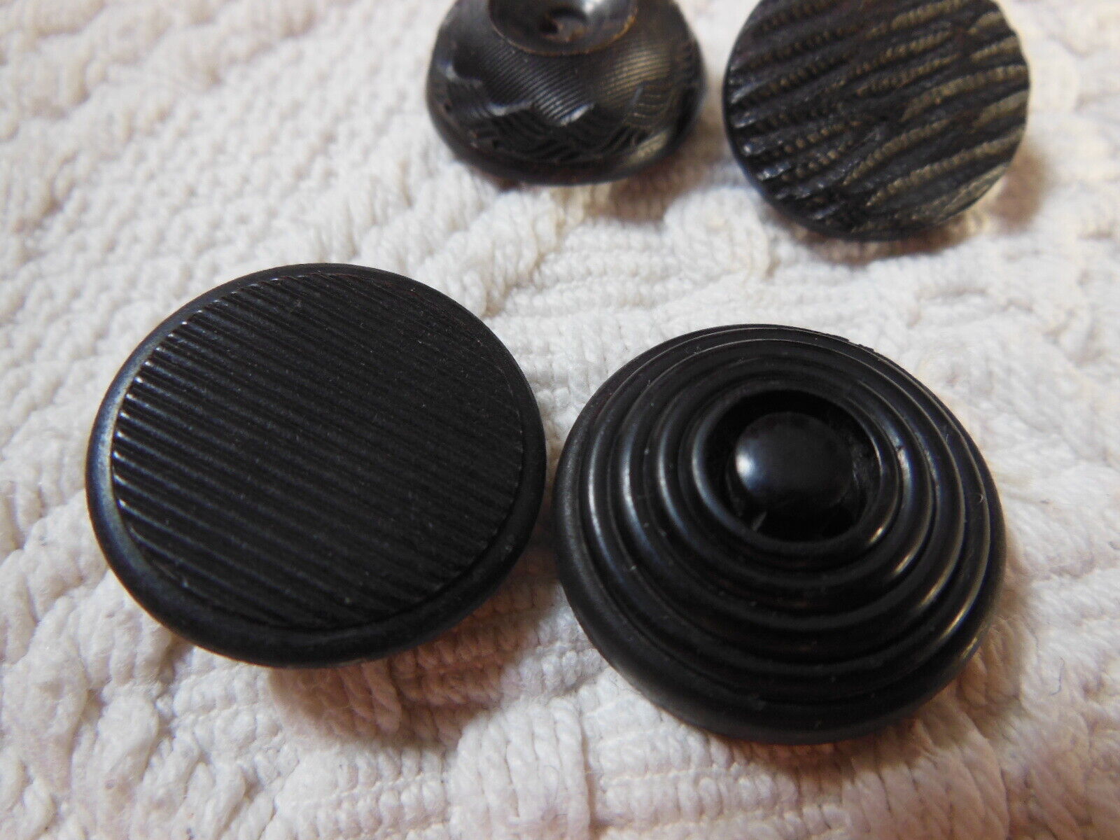 Lot 4 anciens boutons noir travaillé motif matière à définir  1,8 à 2 cm  D15N