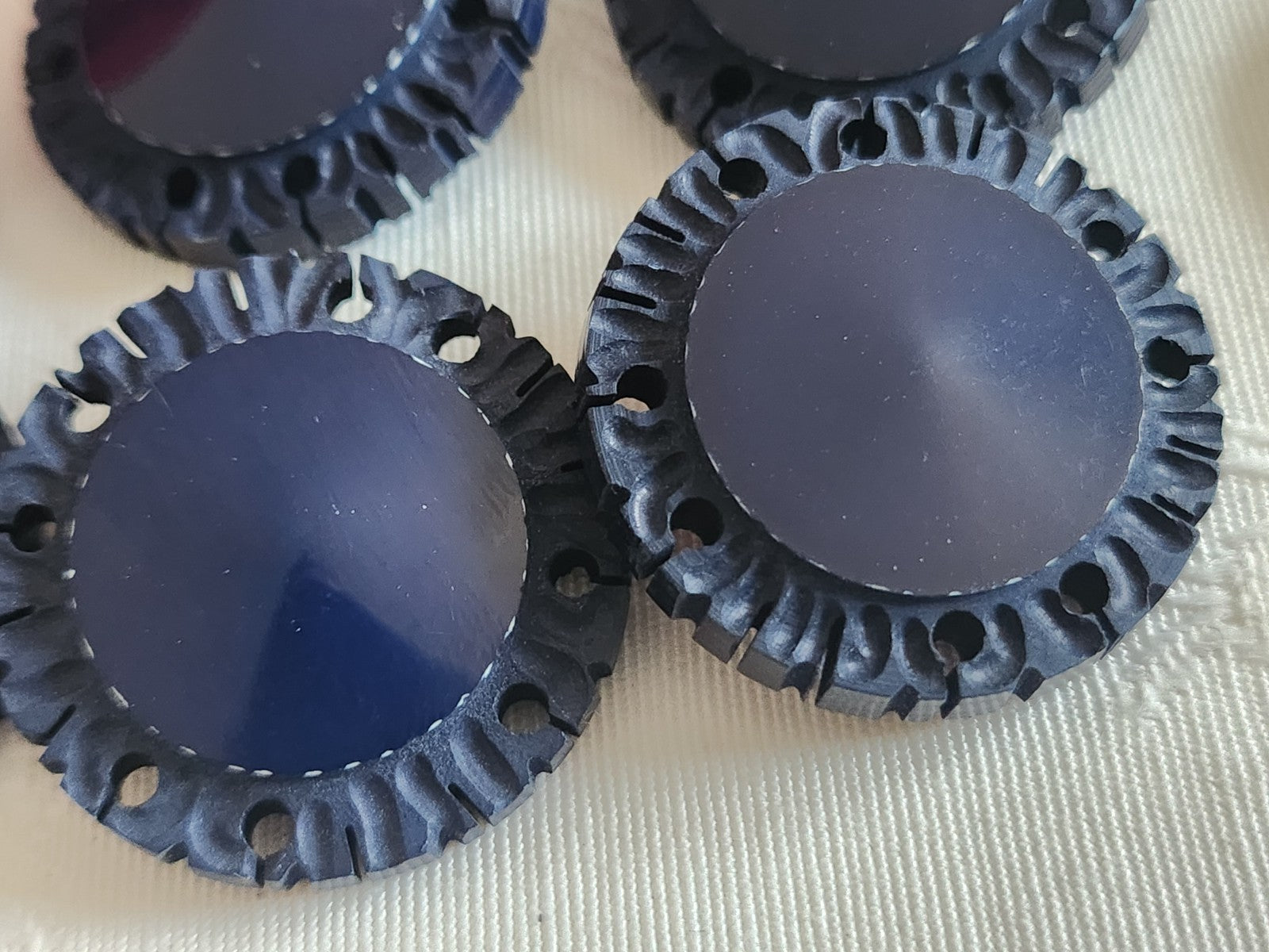 Lot 6 boutons anciens gros bleu dentellé pied laiton 2,8 cm ref 6384
