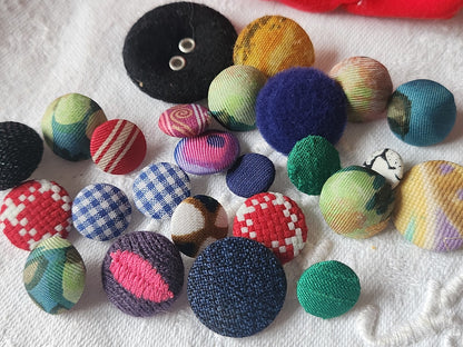 Lot 24 boutons anciens  tissu vintage panaché pied 1 à 2,6 cm ref 382