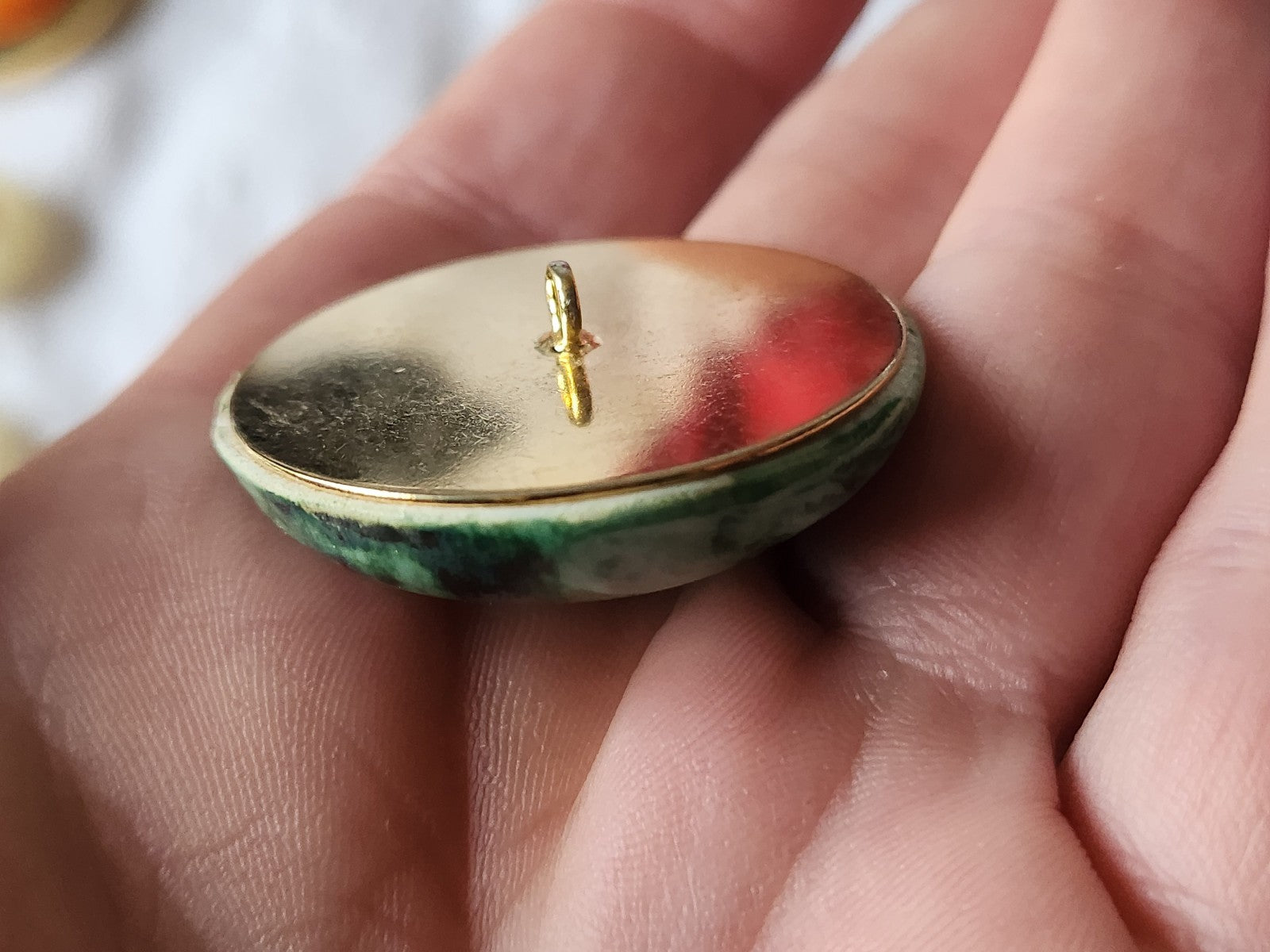 Collection bouton ancien Ceramique vert pied metal parurier 3,4 cm  G13o