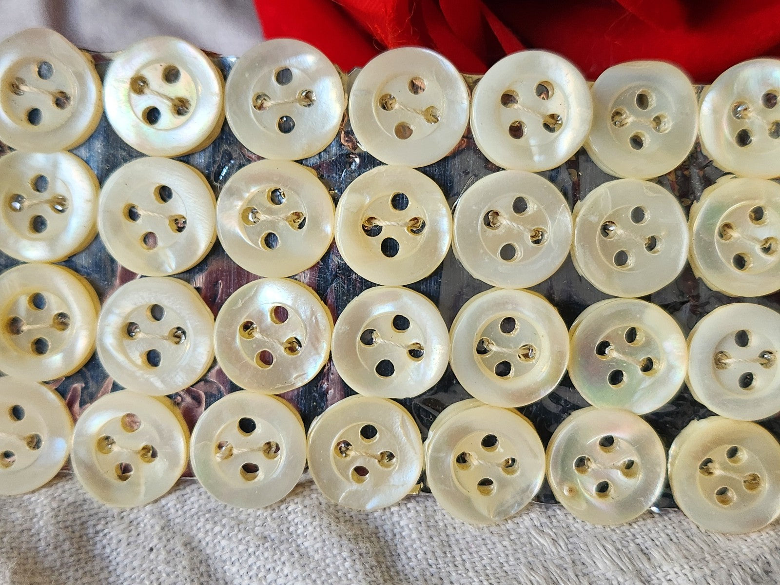 Plaque lot 36 boutons anciens en nacre blanc trous 1 cm corsage mini N°8