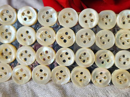 Plaque lot 36 boutons anciens en nacre blanc trous 1 cm corsage mini N°8
