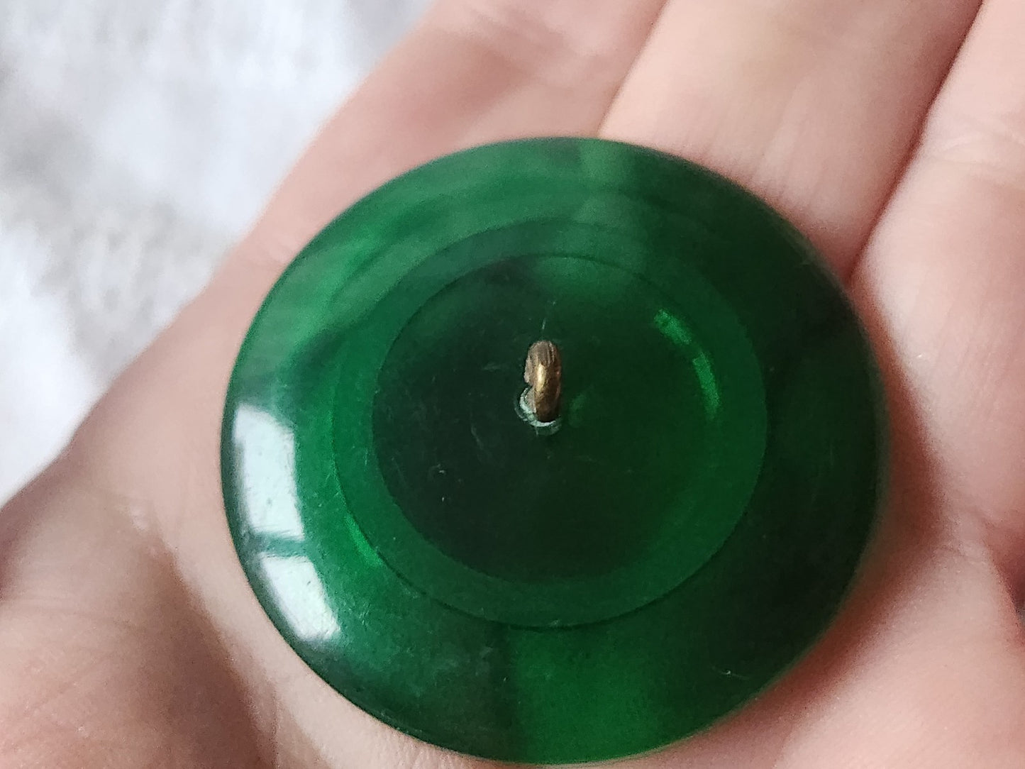Gros bouton vintage vert transparent pied laiton 3,9 mm ref 1320